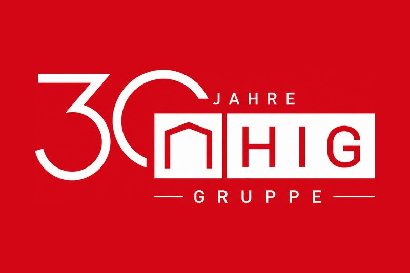 Jubiläums-Entwurf A: weiße „30 JAHRE HIG GRUPPE“-Wortmarke mit Giebelkasten auf rotem Grund