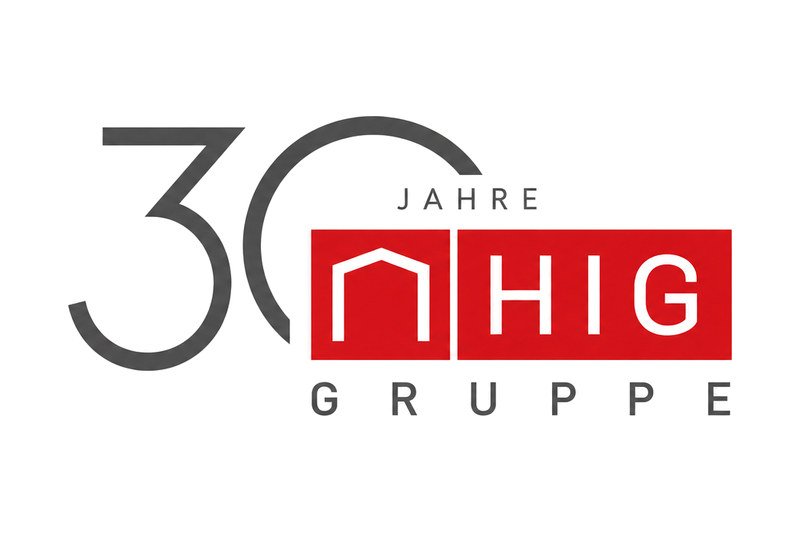 Jubiläums-Entwurf D: große „30“ in Warmschwarz, darin „JAHRE“, das rote HIG-Logo rechts eingehängt