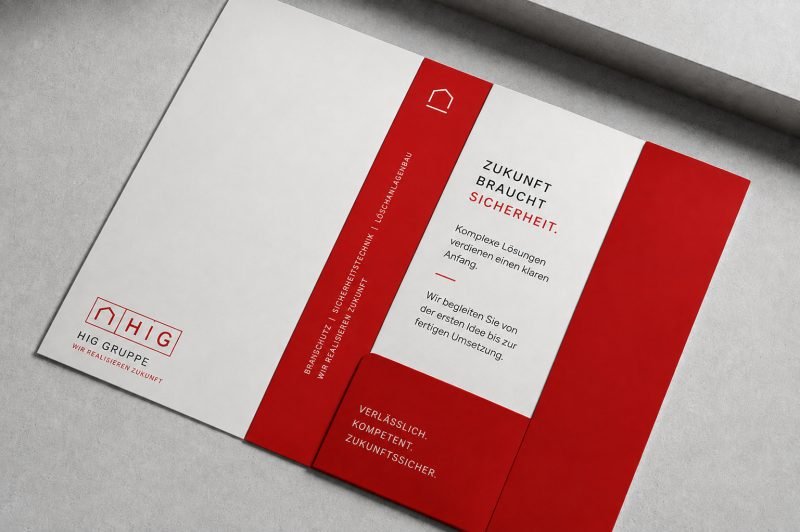 Konzeptstudie: Angebotsmappe der HIG-Gruppe mit rotem Rückenband und Giebel-Motiv